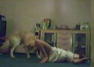 This whore wears white clothes and goes for a mutt cock